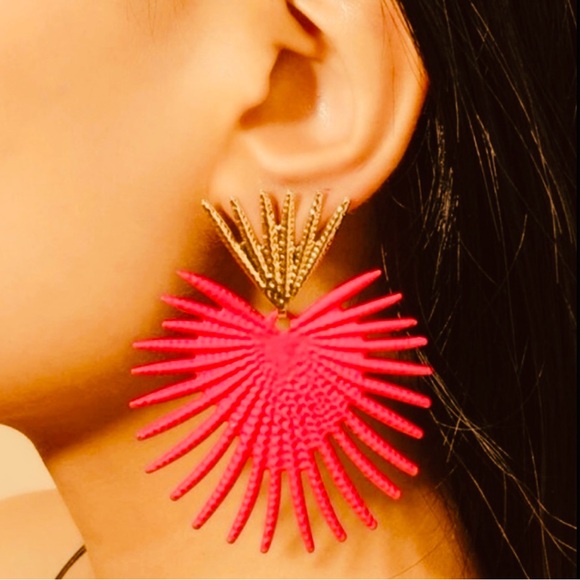 Zara “Radiance” Hot Pink Heart Crown Sunburst Beam Ray Regal Royal Gold Earrings - Picture 5 of 16